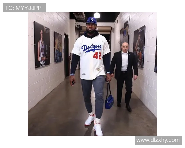 足球巨星场上场下穿搭解析展现运动魅力与时尚潮流风采