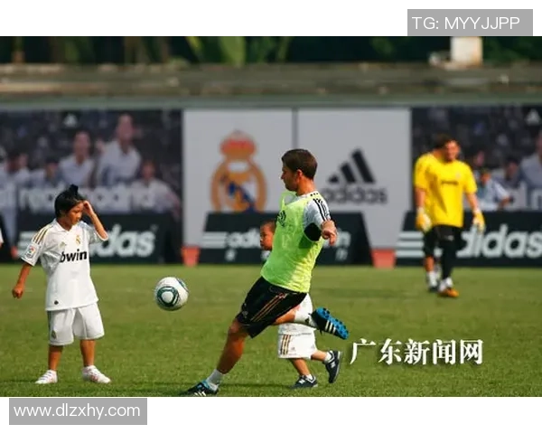 阿迪达斯足球明星阵容震撼登场,点燃赛场激情与荣耀之战 阿迪达斯足球明星阵容震撼登场,点燃赛场激情与荣耀之战